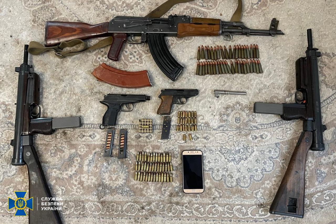 Викрито угрупування, яке хотіло продати одну із найбільших партій трофейної зброї – СБУ